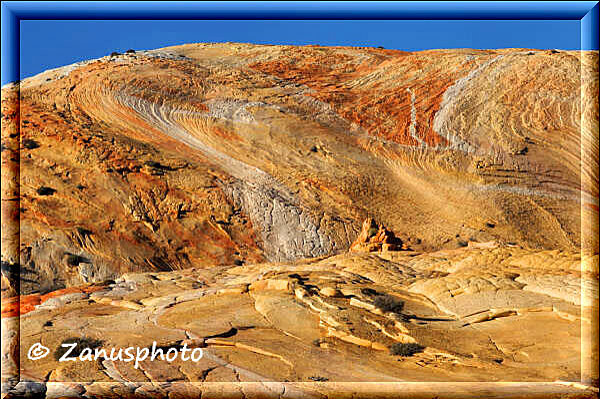 Yellow Rock, hinter der kleinen Pyramide erhebt sich eine noch buntere Felswand