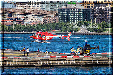New York City - Heli Port, startender Helicopter am East River