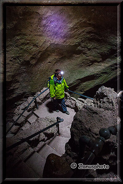 Pinnacles National Park, eine Treppe führt uns auf die Bear Gulch Cave hinauf