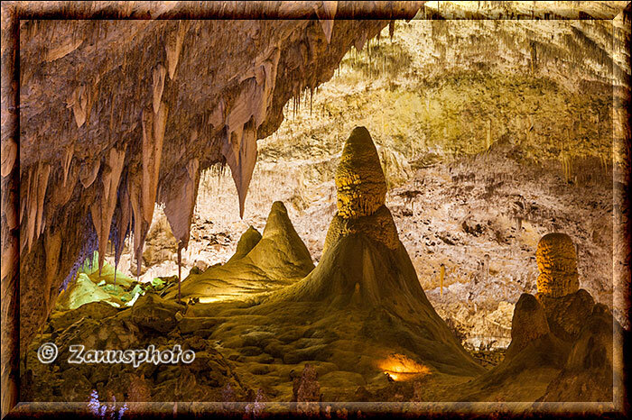 Carlsbad Caverns, im Big Room blicken wir durch eine der Höhlen