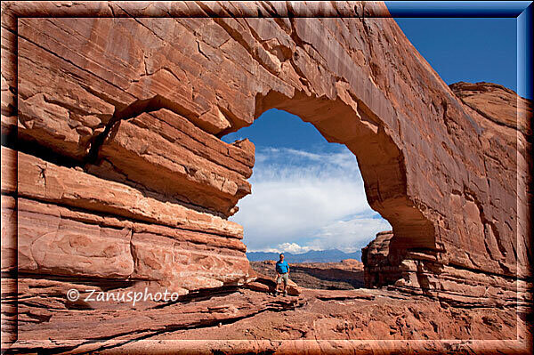 Jeep Arch, der Fotograf steht gerade vor dem Jeep Arch