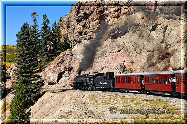 Cumbres Railroad, der Cumbres Zug fährt gerade vor einer Felskulisse