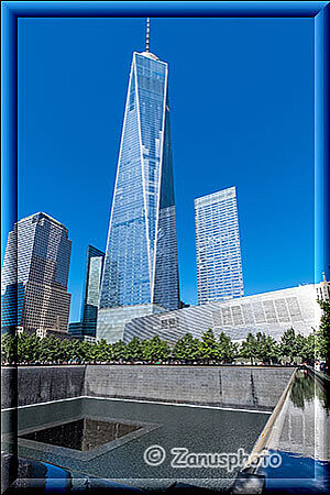 New York City - World Trade Center, das Fundament des ehemaligen World Trade Center Tower mit dem neuem World Trade Center im Hintergrund