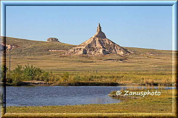 Nebraska, der Chimney Rock im Hintergrund einer Wasserfläche