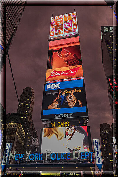 New York City - Times Square, Beleuchtete Werbetafeln kurz nach dem Sunset