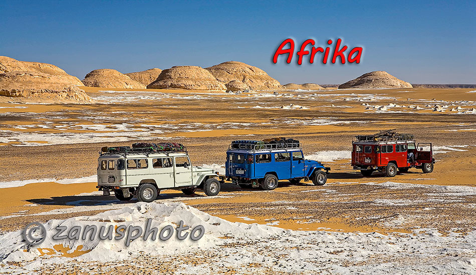 Arika, in der weissen Wüste Egyptens befinden sich mehrere Jeeps mit Gästen auf der Rundreise