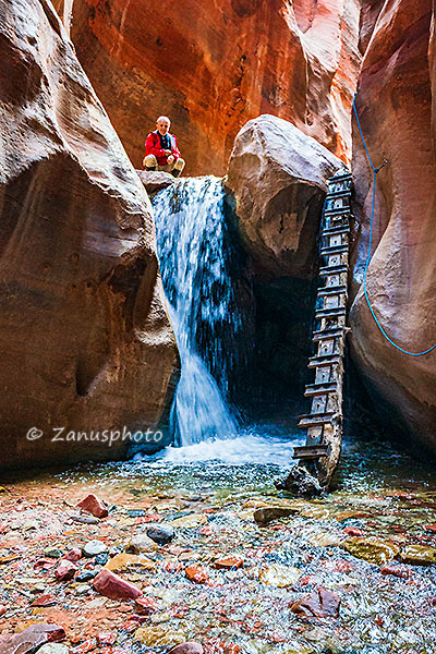 Kanarra Falls, der Fotograf hat sich im obersten Bereich über dem Wasserfall postiert