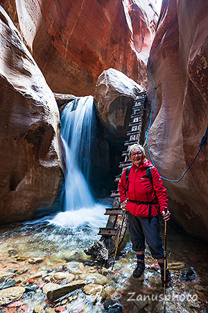 Kanarra Falls, gerade für ein Bild steht meine Wanderin alleine am Wasserfall