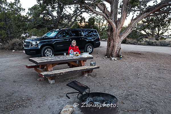Grandview Campseite, Frau sitzt am Tisch vor dem parkenden Auto